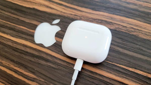 recharge-the-airpods-and-the-case
